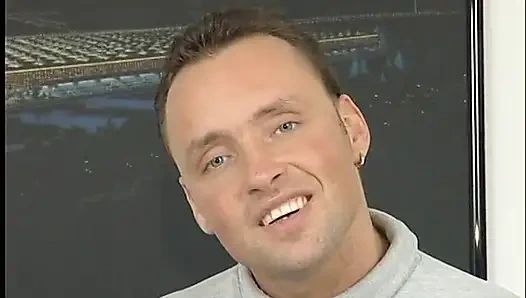 Orta yaşlı seksi kadın büyük bir dildo emiyor ve sonra üstüne oturuyor ve amının derinliklerine sokuyor