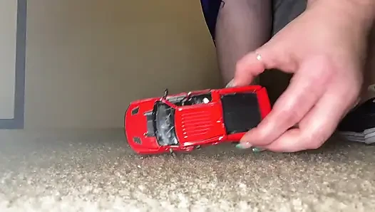 Riesin stampft einen lkw