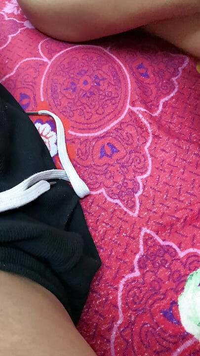 Kakinya MenyentuhNya Dengan Lembut Semasa Dia Bergerak Dalam Cinta Mendalam