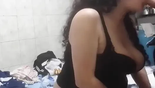 我朋友的妈妈看到了我的色情视频, 无法抗拒给我口交, 我狠狠地操了她! ! 我非常饱满地离开了她