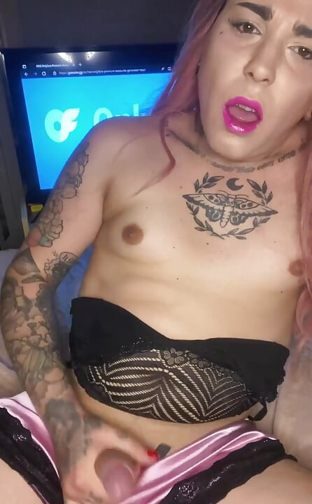 섹시한 잠옷을 입은 딸딸이