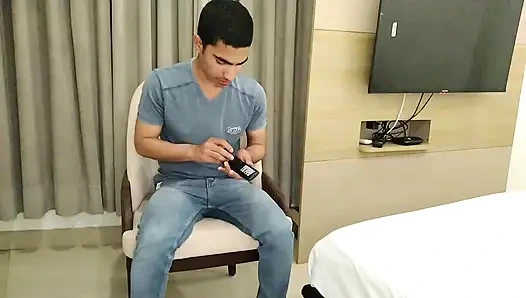 Hintli azgın yenge devarı tarafından yüzüne birden fazla boşalma istiyor