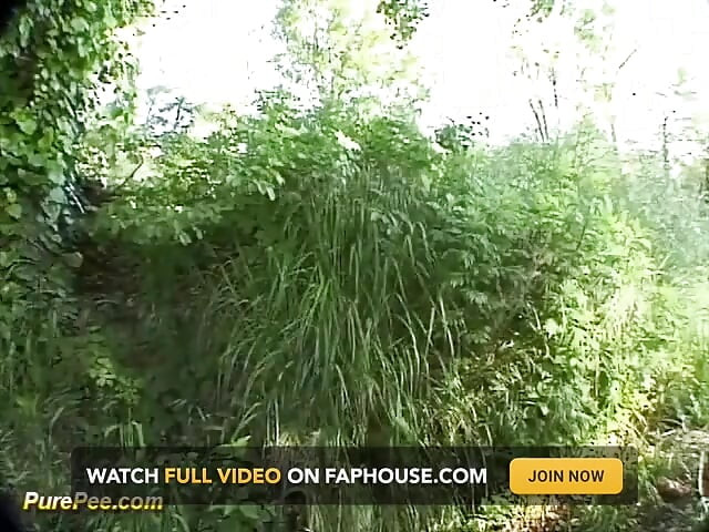 Ao ar livre mijando no lago
