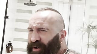 Verbális izommackó faszgyűrűvel és nehéz golyókkal rángatja a nagy farkát
