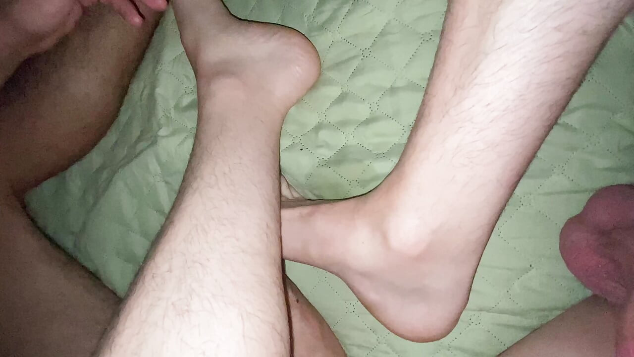 JE REPÈRE MON AMIE VERGON ME LAISSE LE CUL OUVERT ET PLEIN DE LAIT