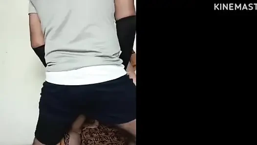 Meena sama kurir seks saat dia lagi nggak punya uang