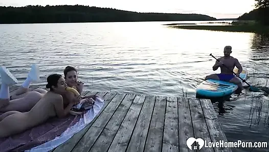 Серфера трахает нас в тройничке