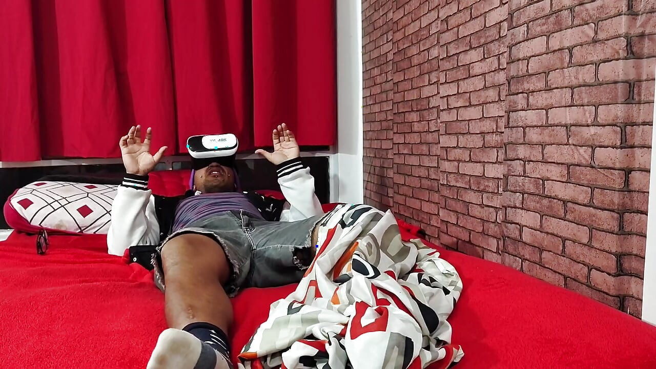 Üvey anne, erkek arkadaşını sanal gözlükle yakalıyor ve onu görünce mastürbasyon yapıyor