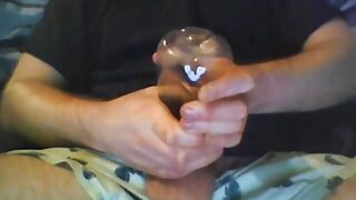Pulă păroasă suge cu vid și se masturbează cu o sticlă mică