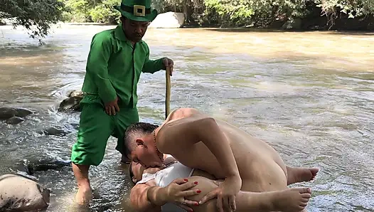 Mysteriöser magischer Kobold lässt mich meine dicke Stiefschwester ficken, im Austausch dafür, dass wir aus ihrem magischen Fluss rauskommen