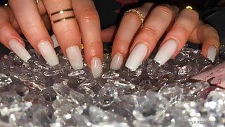 Lange nagels asmr spelen met diamanten