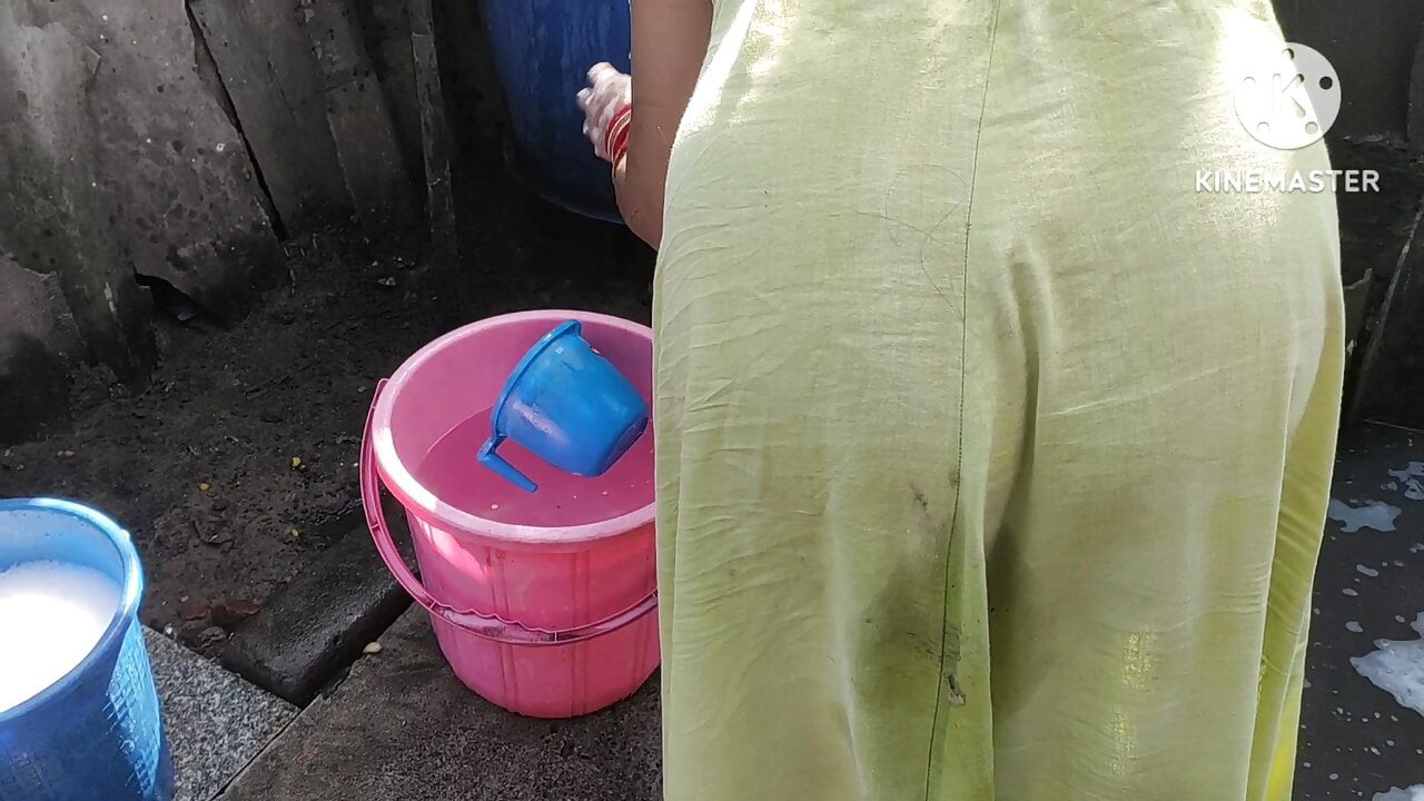 Anita ki hot look of bathing a
