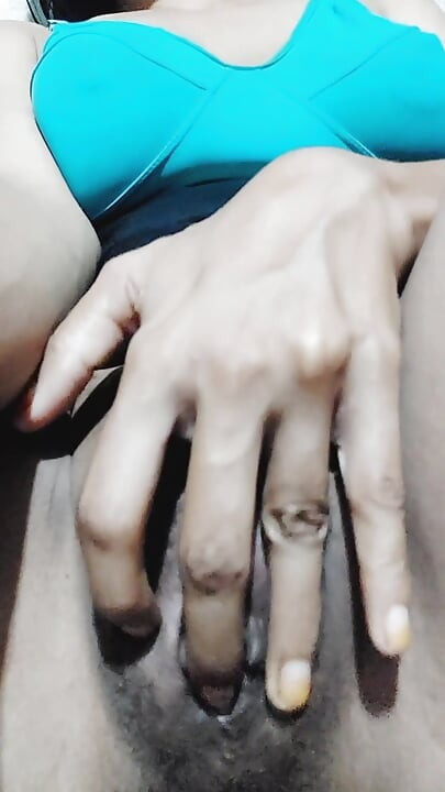 핑거링과 젖탱이를 보여주며 발정난 보지를 따먹는 인도 마을 소녀