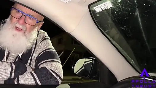 Aku berjalan menyusuri jalan suatu malam..