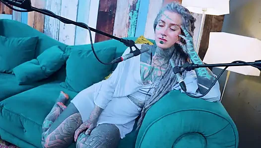 Ich spreche über G - Grattitude- ASMR podcast SFW spricht goth dünnes mädchen dreadlocks tattoo-model mit tinte mädchen