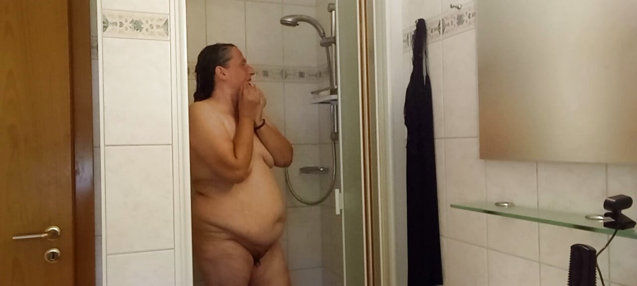 Παχιά BBW δείχνει το φυσικό της σώμα στο ντους - Μέρος 3