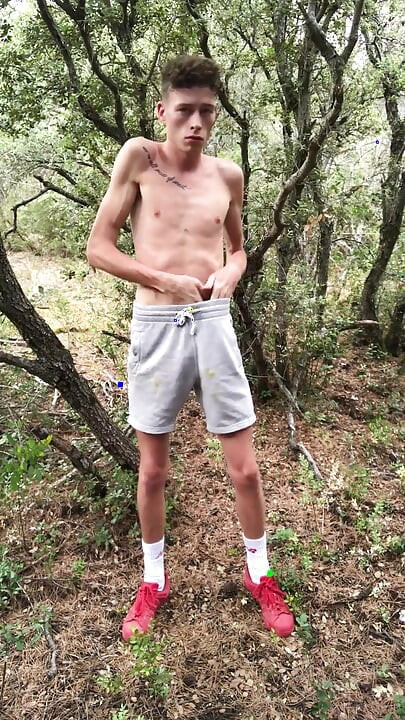 Strip-uri twink excitate în pădure - Abs și picioare tachinare, pișat în lenjerie intimă și șosete, apoi masturbează o încărcătură mare