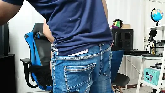 ER MAG ES, DASS ER DIE AUGEN MEINES NACHBARN BEDECKT