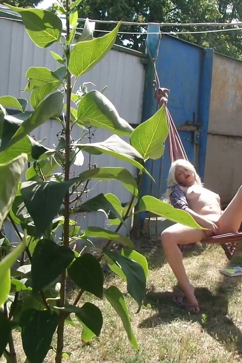 Echte Platinblondine liest buch und masturbiert im freien
