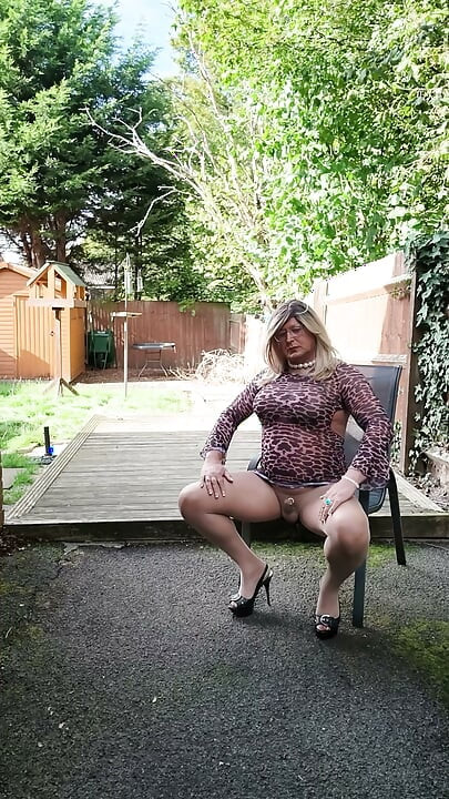 Sexy crossdresser kellycd2022 in mijn kleine luipaardprint jurk, naadloze panty en hakken