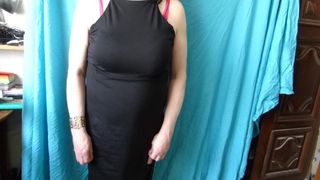 Mostrando mi culo y clítoris en vestido negro