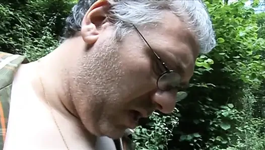 Yaramaz genç kız ormanda olgun bir rehber tarafından sikiliyor