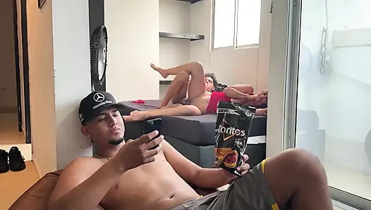 Ich gebe vor, ein Fremder zu sein und ich nutzt die Gelegenheit, die Frau meines Nachbarn zu ficken, die einen dicken arsch hart hat.