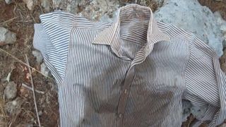 Pis op een grijs gestreept overhemd