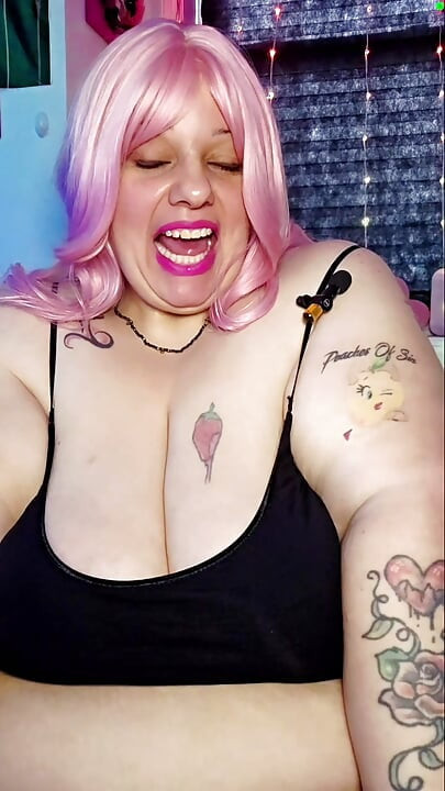 Möpse-Show: Zum ersten mal mit Nippelklemmen und Vibratoren