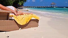 Meisje dat op een strand ontspant - hete kont - geen slipje