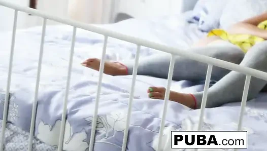 Marica zieht sich an und fingert ihre muschi