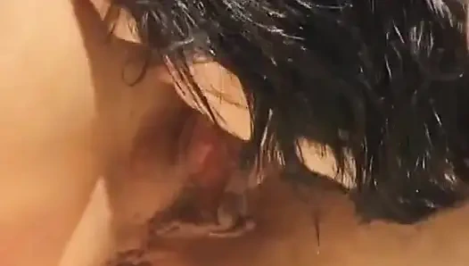 Aksi hot lesbian perancis yang saling jilat satu sama lain di kolam renang