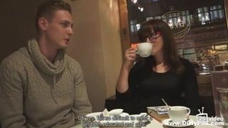 Rencontre dans un café