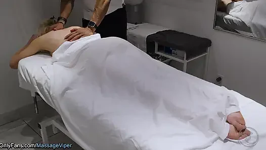 Klien pijat wanita seksi memamerkan memeknya ke terapis