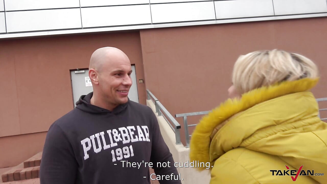 Puta obesa quer uma aventura ilimitado de cuspir na van