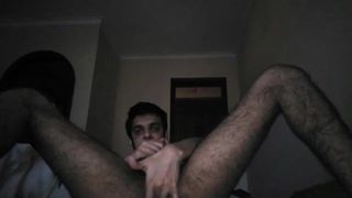 Junge im jungen Teen strippt, wichst, versohlt sich und anal.