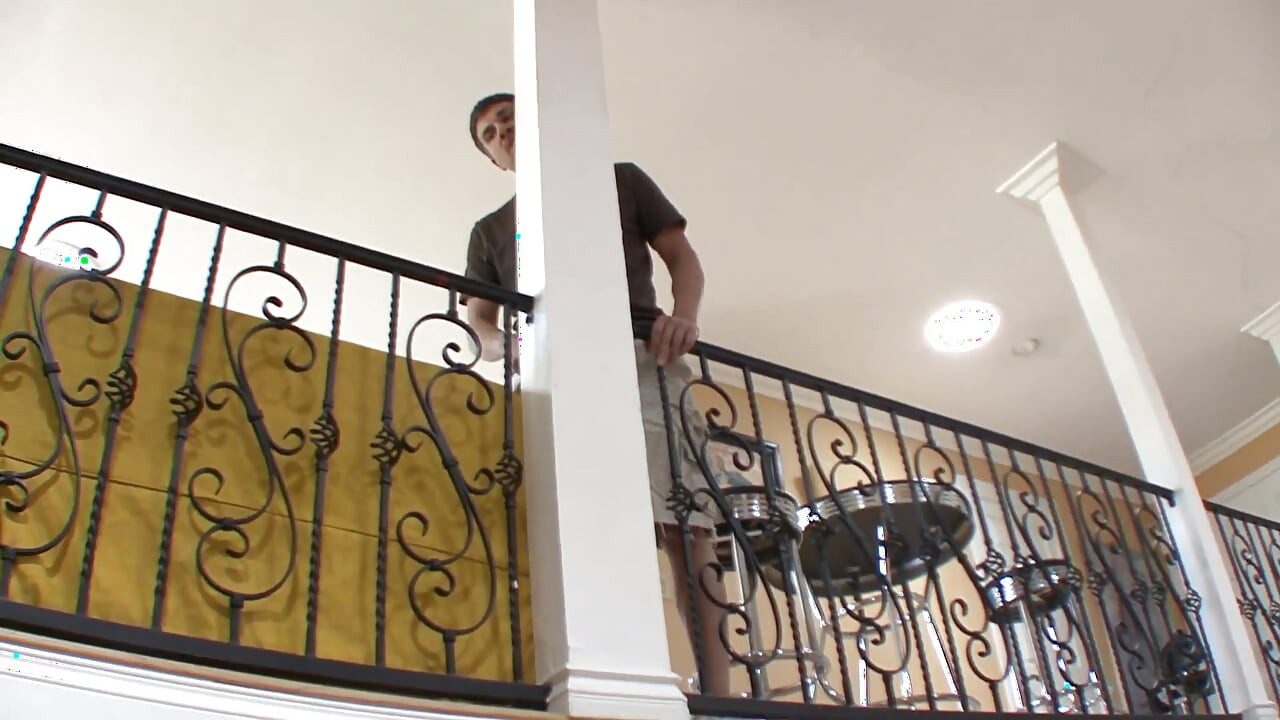 Очаровательная татуированная тинка трахает его хуй