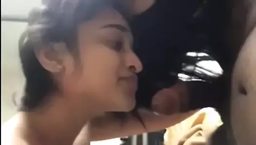 Une femme suce une bite