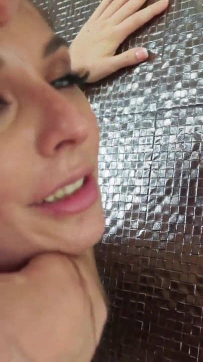 Keira Croft podłącza tyłek, a następnie bierze gruby ładunek na twarzy - teenMegaWorld | Klip 3
