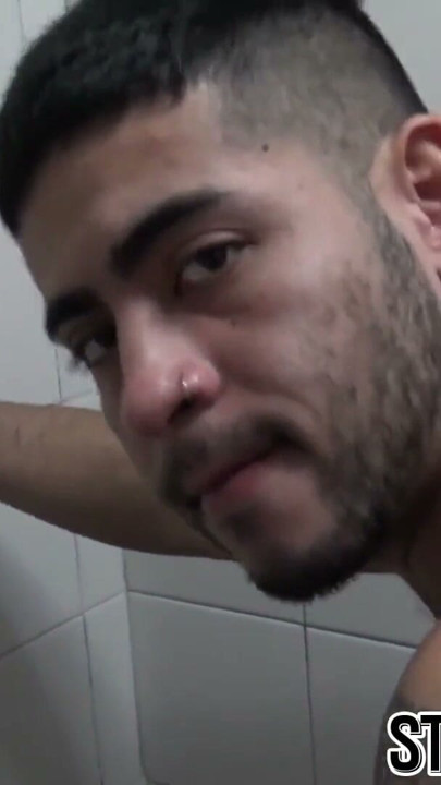 رجل لاتيني مستقيم يستمتع بجلسة مرحة لأول مرة مع قضيب | المقطع 2