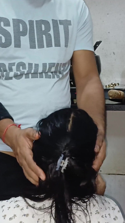 Eu fodo minha indiana na sala de cozinha quando ela está cozinhando | Clipe 1