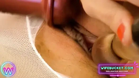 Beyaz külotlu çorabı amıyla oynamak için yırtan evli kadın