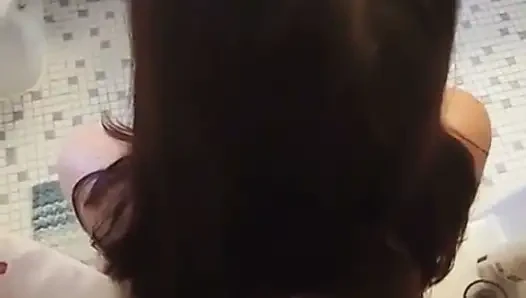 Frisches sperma für ihr haar vor der dusche