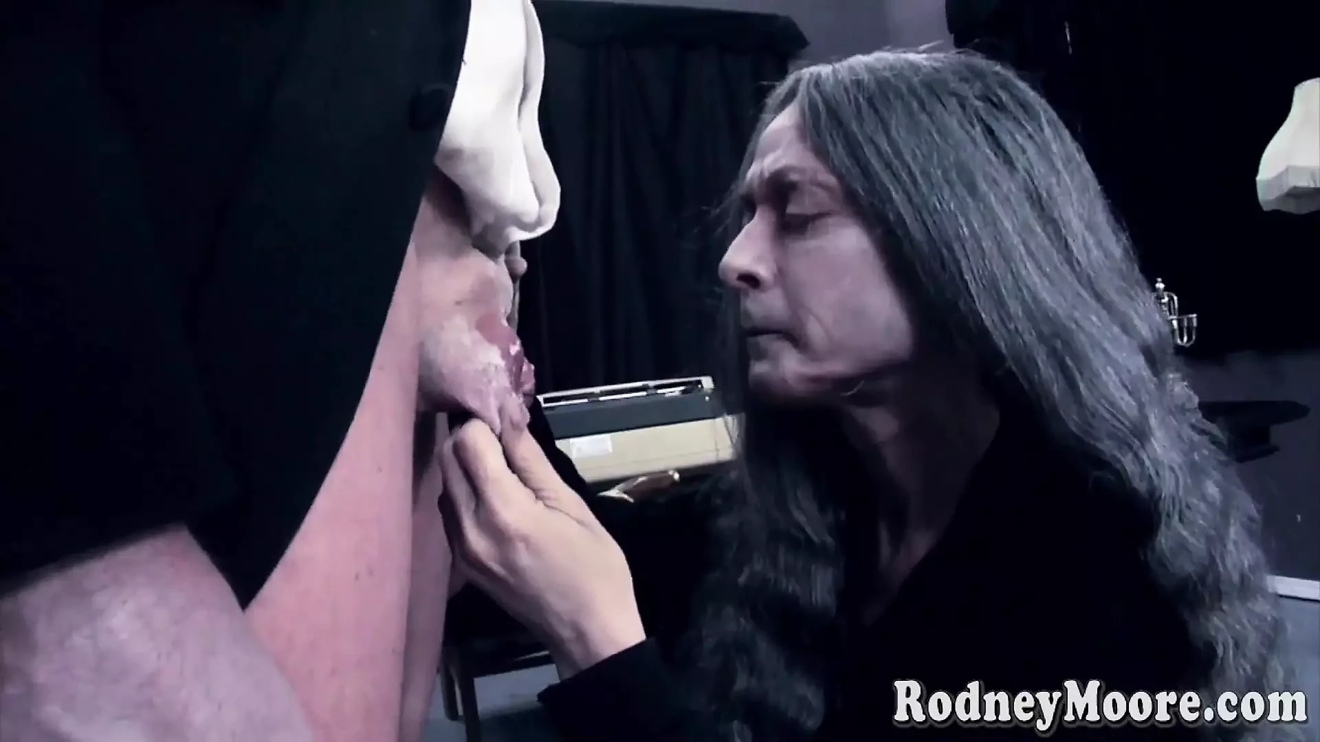 Nenek dan Lurch dalam parodi Addams