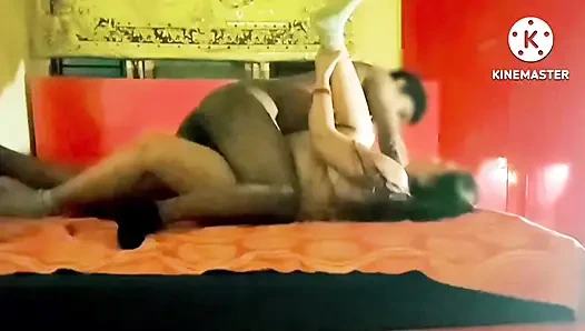 Kocası ofisteyken Hintli kız evde büyük zenci ile birlikte