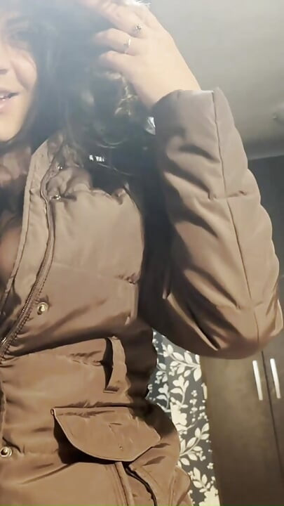 Milfycalla- mucho semen en la chaqueta de coño con capucha de piel marrón