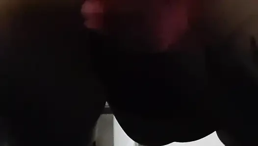 Aku lagi asik muasin memeknya pakai mainan seks favoritku