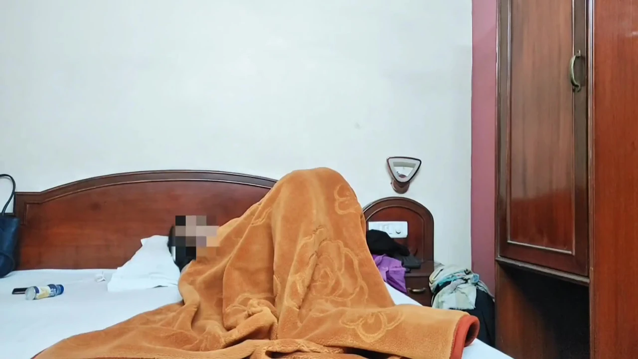 Hintli desi orta yaşlı seksi kadın laxmi bhabi otele gidiyor