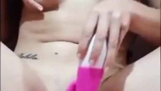 23 yaşındaki genç kız evde yalnız ve çok ateşli! Ya benimle oynarsan?