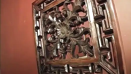 Güzel sarışın orta yaşlı seksi kadın duvar deliği kabininde büyük yarak emiyor